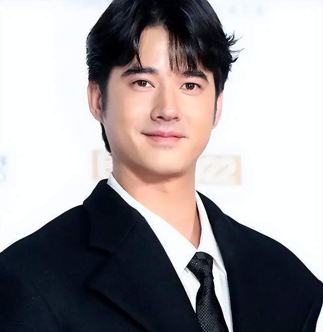 67马里奥·毛瑞尔和众多中年男星一样,都没能逃得过发腮,带来的颜值