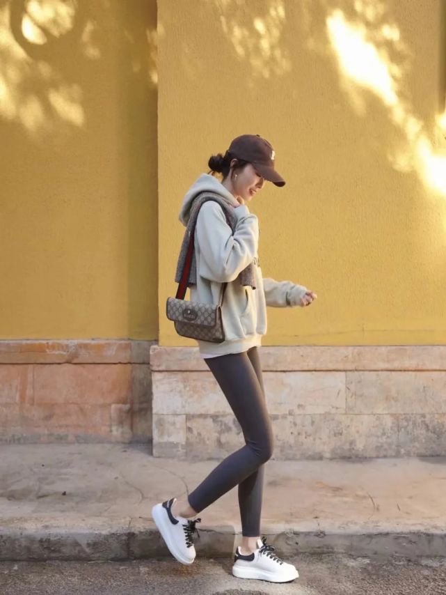 如果胯宽或者是梨形身材的话,那可能就需要我们选一件长款卫衣,来适当