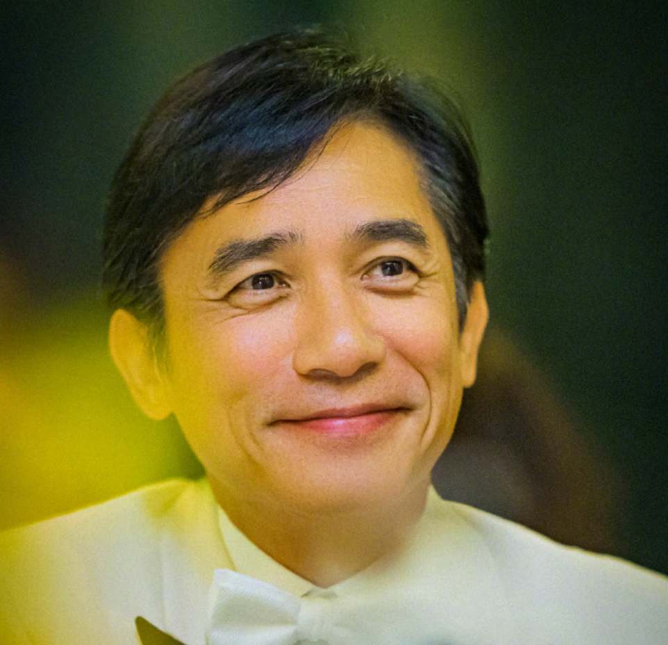 图中的梁朝伟则表情或明媚或微笑或举办觥筹交错,看得出来聚会相当