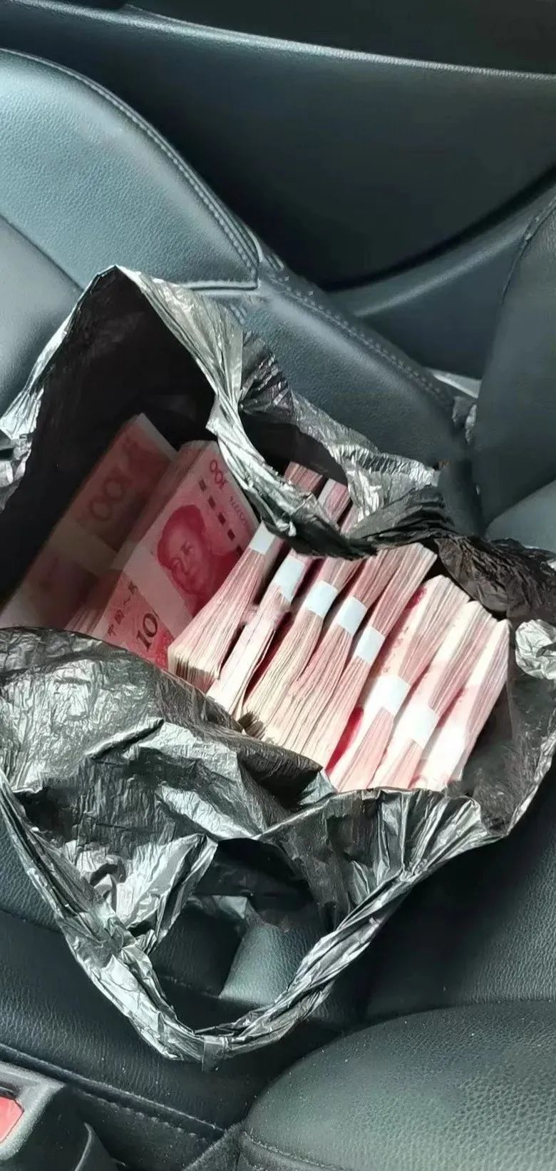 网约车司机发了笔财,竟在车上发现10捆钱……_腾讯新闻