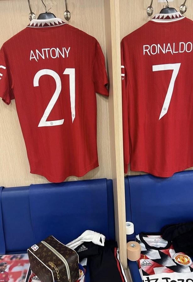 1000%迷弟安东尼晒与c罗的球衣合影:与上帝同行