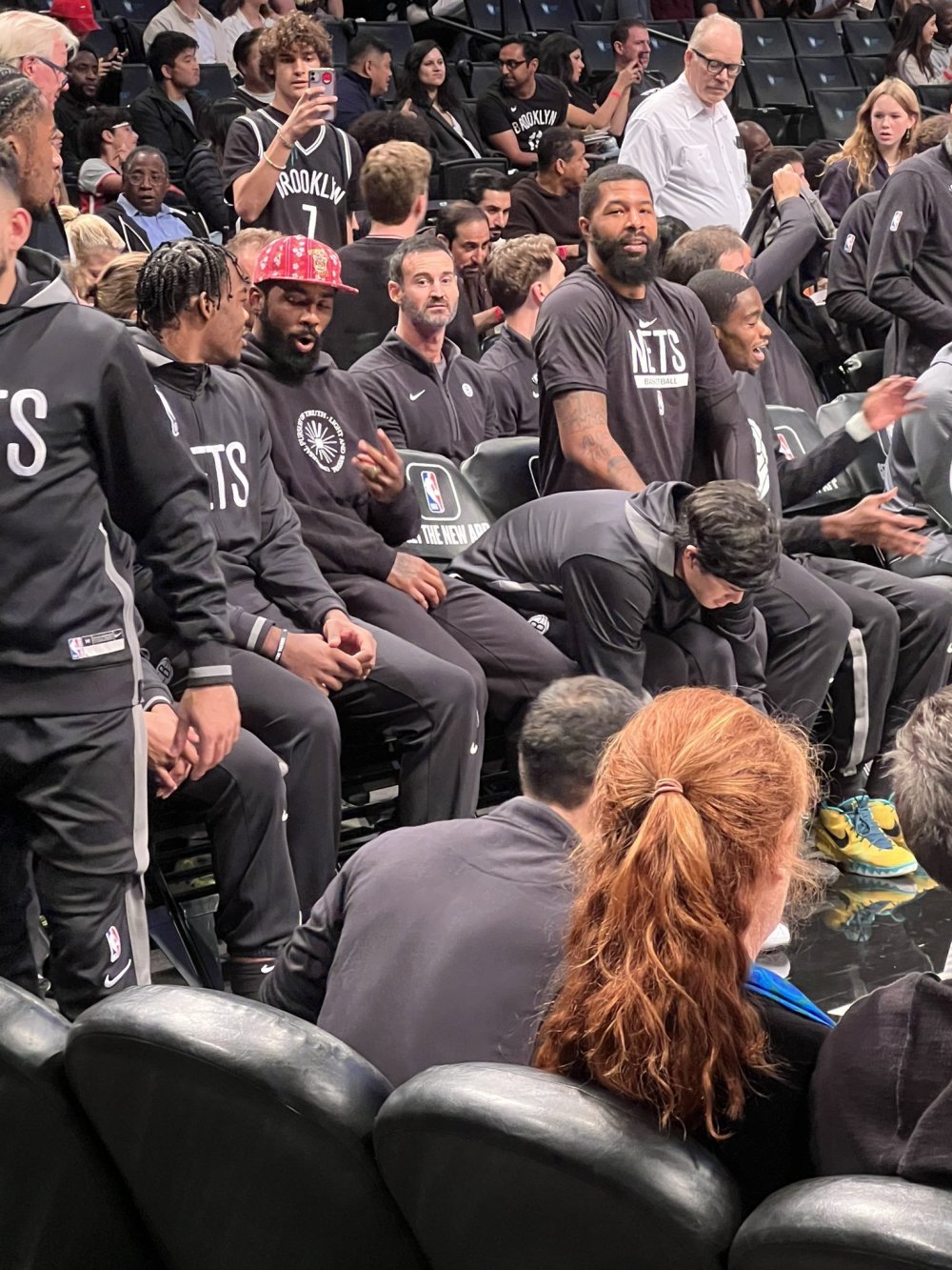 杜兰特外线三分打铁,防守端逼迫阿德巴约失误;杜兰特持球杀到禁区上篮