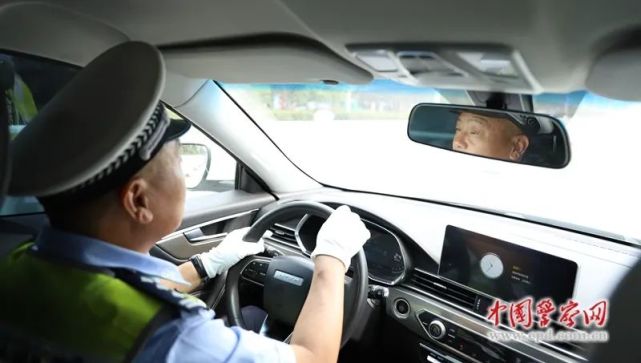 带手铐照片在警车上图片