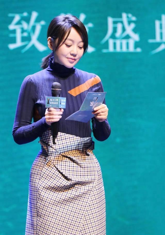 闫妮减肥上瘾了这么紧的毛衣撑不起80斤身材瘦得像纸片人