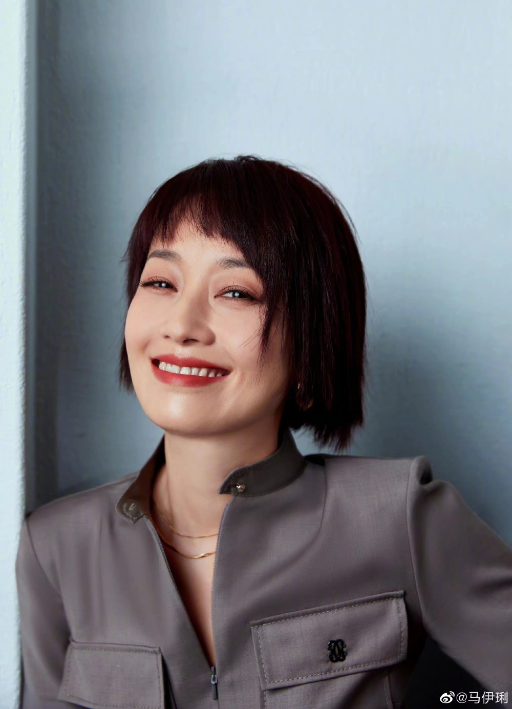 马伊琍选对发型了,短发剪狗啃刘海,穿小黑裙气质很出众插图7