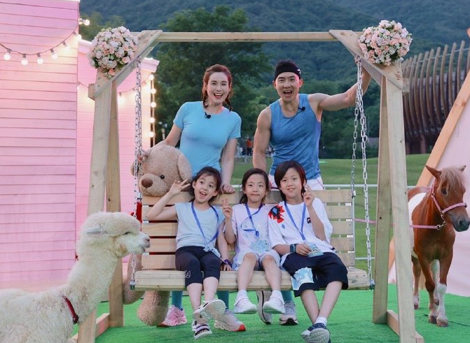 50岁刘畊宏晒全家福庆结婚15周年与张艺兴同天生日梦幻连麦