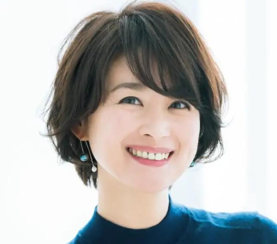 45-50岁适合什么发型,发尾外翘短发俏皮可爱,减龄又有女人味_腾讯新闻