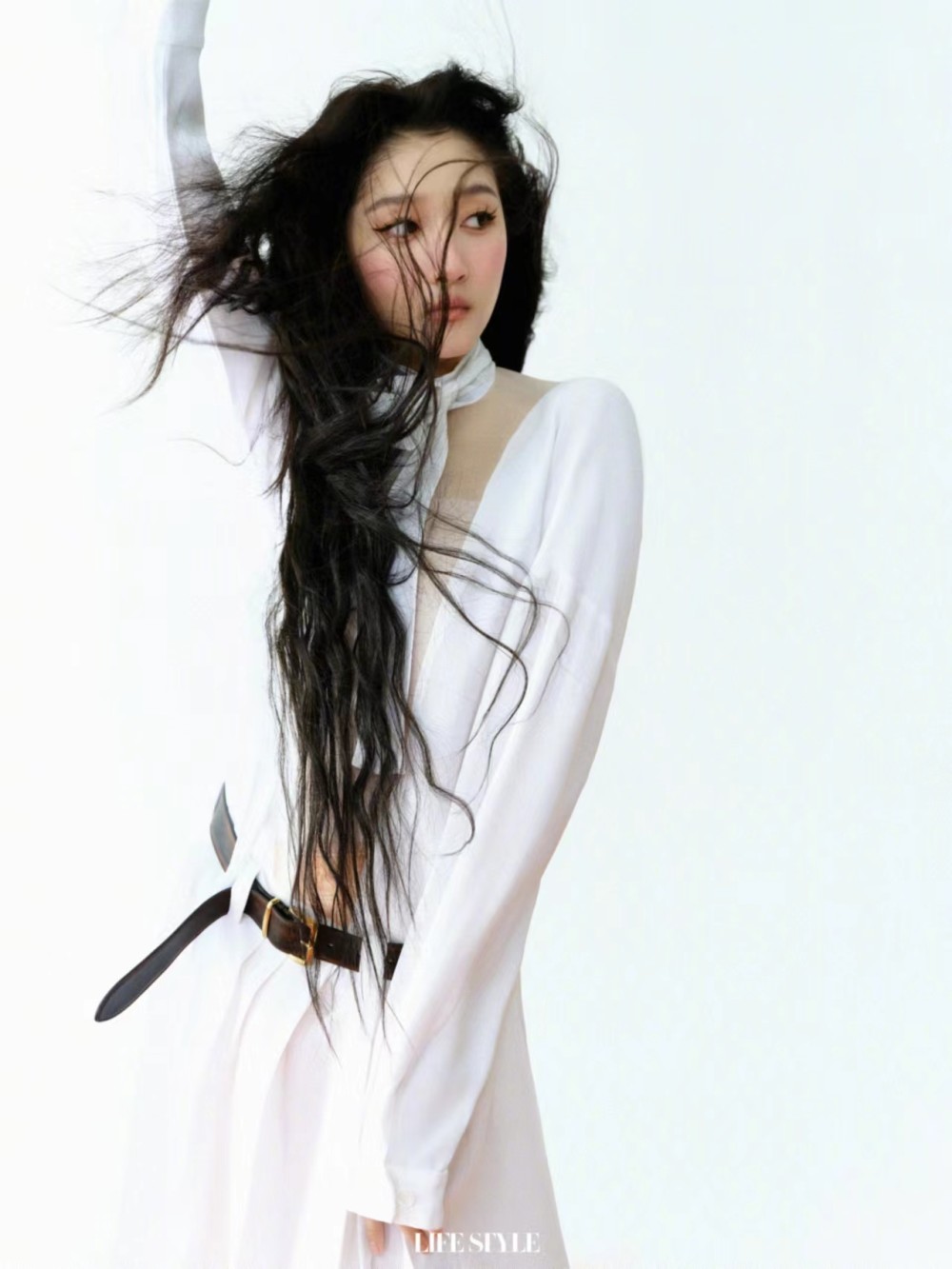 关晓彤新时尚大片来袭,烫卷发气场全开,百变造型又酷又美!插图7