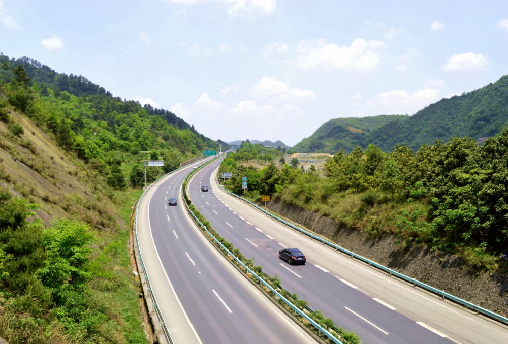 2011年,贵新高速与广西河池高速公路贯通,兰海高速全线通车.