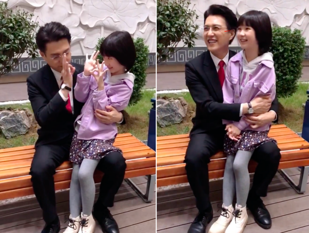 靳东和剧中女儿兴奋玩闹环抱小女孩不撒手咧嘴大笑出眼部褶子