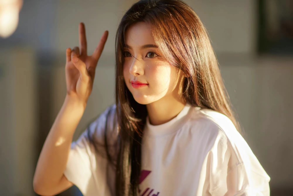 杨超越学院风写真曝光,白t恤搭配针织马甲,清纯又可爱!插图7