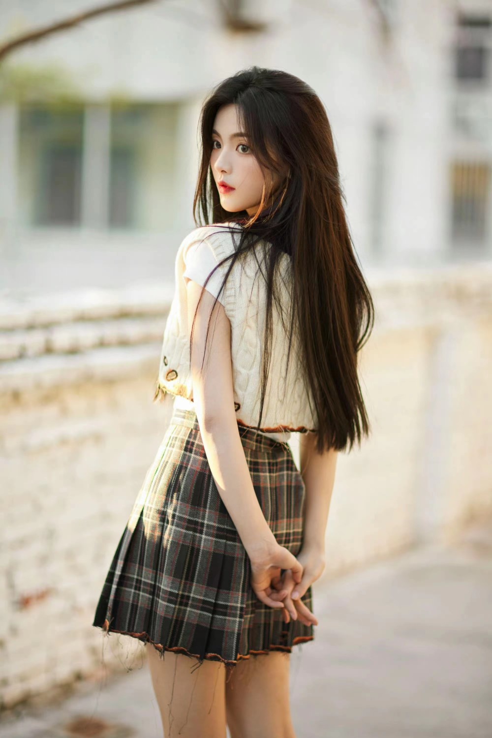 杨超越学院风写真曝光,白t恤搭配针织马甲,清纯又可爱!插图3