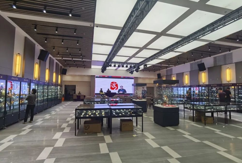 10月5日,一场寿山石,老挝石雕刻艺术展在上海云洲古玩城8楼交易中心拉