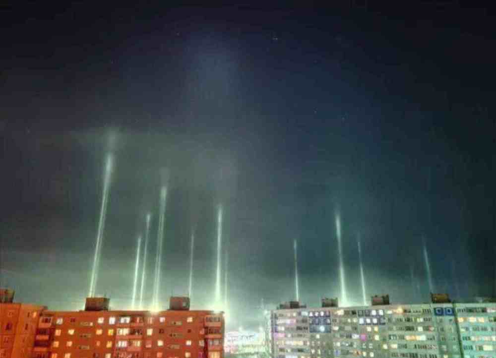 世界末日的探照灯已经射向天空，“死亡之光”让马斯克爱上俄罗斯