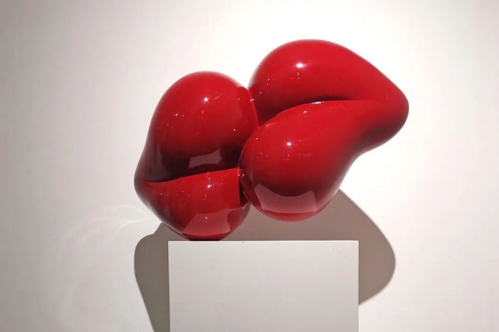 外立面上巨大的"艺术之吻"是王小慧的代表性作品,也是这座新馆