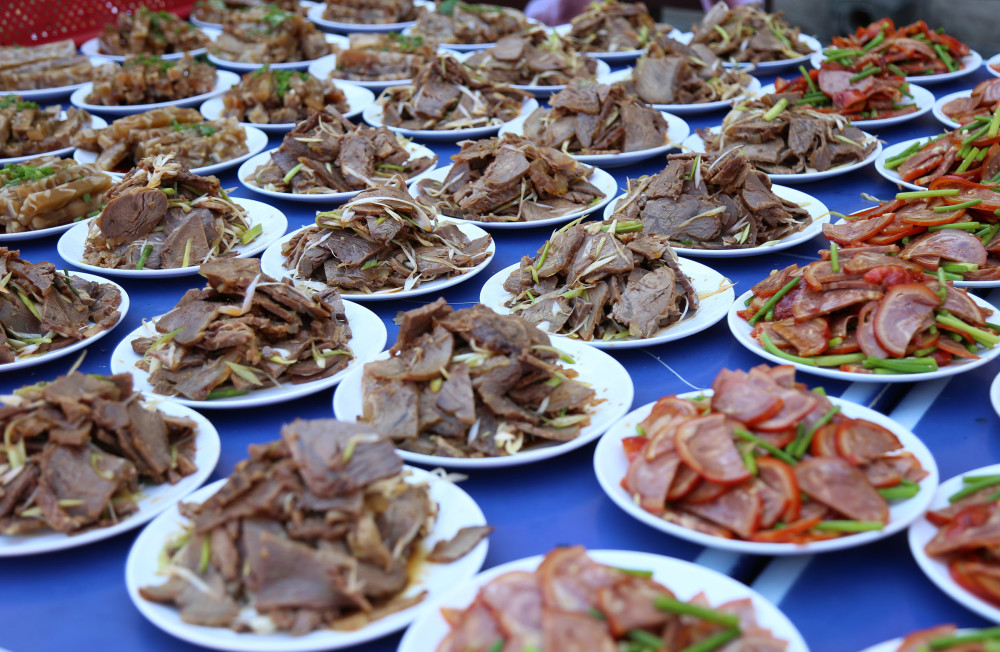 河南女子花1万多请150名老人吃流水席,一桌24个菜,大鱼大肉管饱