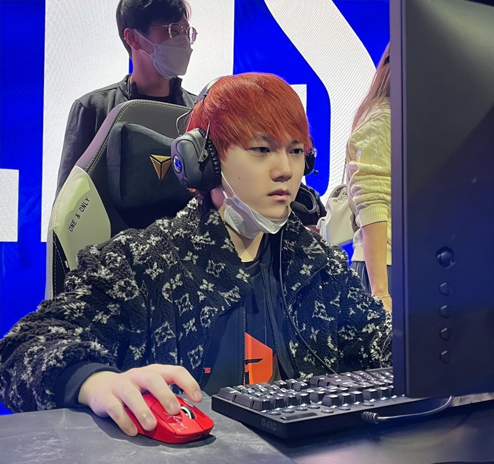 s12战队动态,edg伙食不错,阿水红发配红鼠标,北枫:年轻真好_腾讯新闻