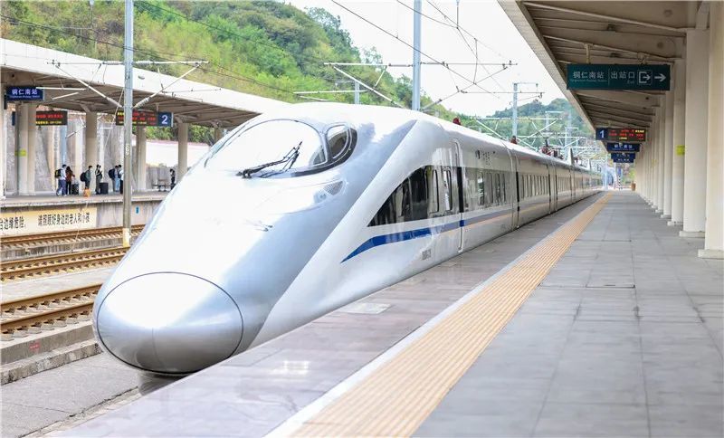 据悉,10月6日至7日,沪昆高铁铜仁南站发送旅客达4300人次.