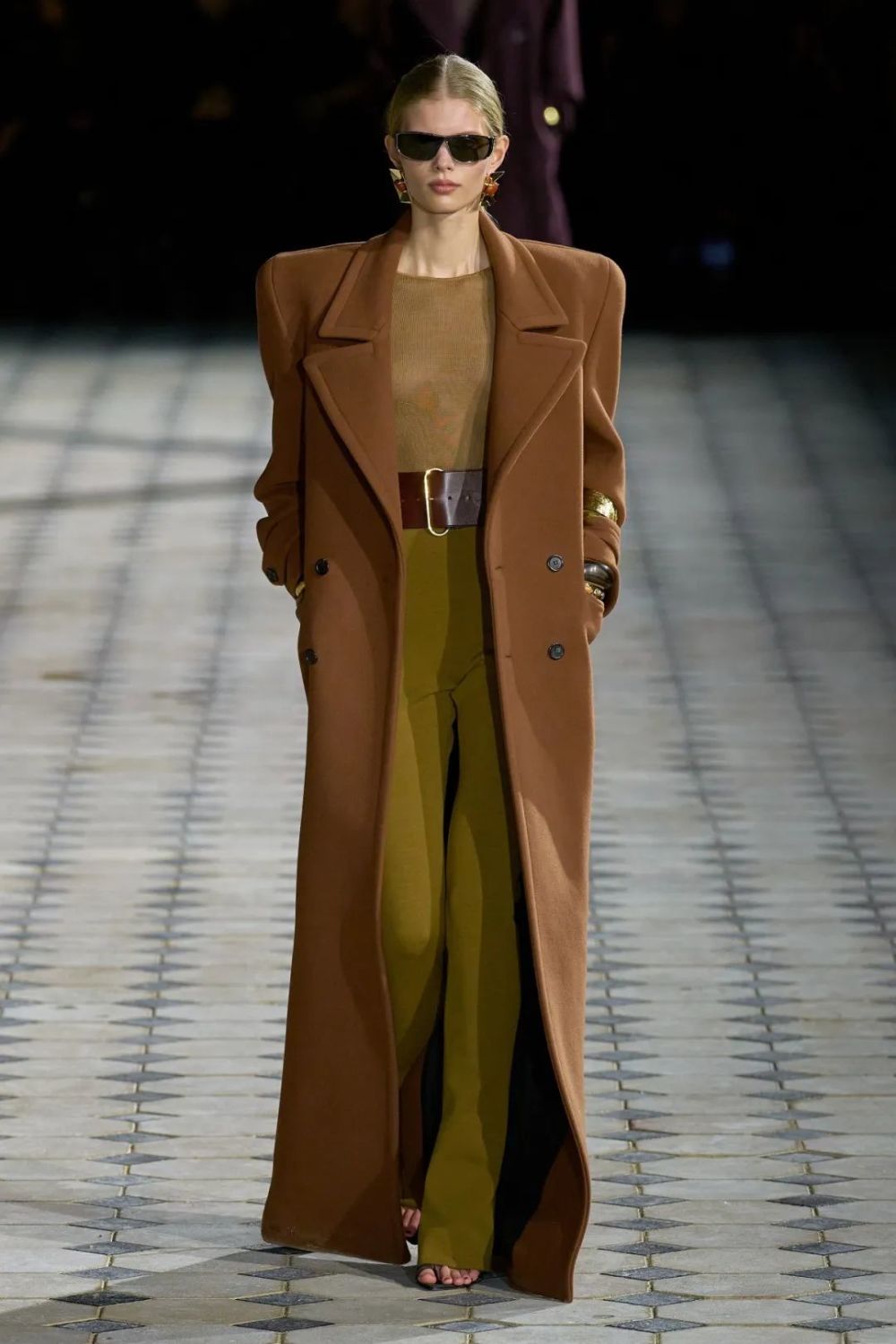 最近恰逢时装周,t台上的大衣瞄准了接下来的时髦——假期里被突然来袭