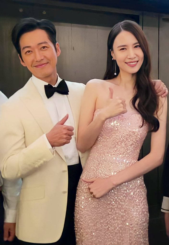 南宫珉迎娶交往7年女友陈雅凛,婚礼上对视娇妻笑到合不拢嘴!_腾讯新闻