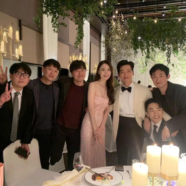 南宫珉迎娶交往7年女友陈雅凛,婚礼上对视娇妻笑到合不拢嘴!