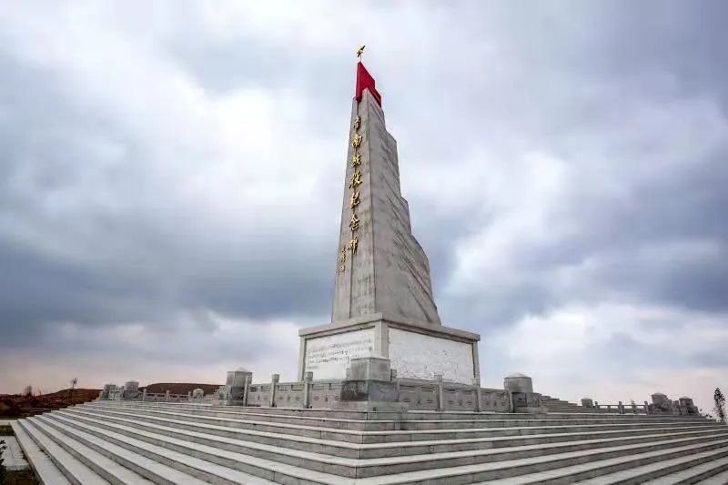 鲁南战役纪念碑碑体选址于临沂市兰陵县新兴镇大青山山顶,碑体设计坐