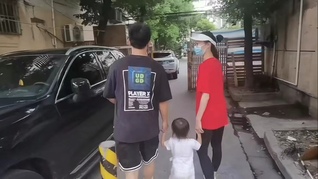 郑恺带妻女回老家,看望爷爷奶奶聚会氛围好,老家环境简陋引热议