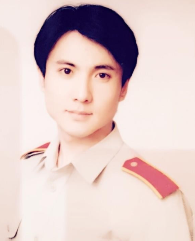 在姐姐的劝导下,父母都认为沈腾可以报考军艺,往艺术道路发展试试.