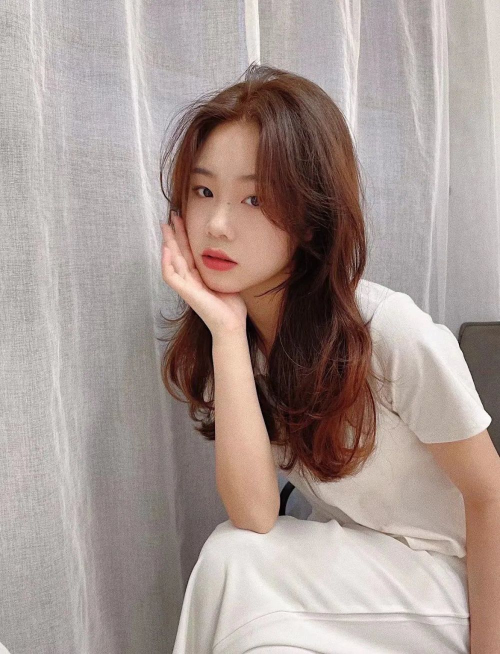 长发造型烫蓬松的造型,可以弥补头型的不足,通常以中分居多,大方又