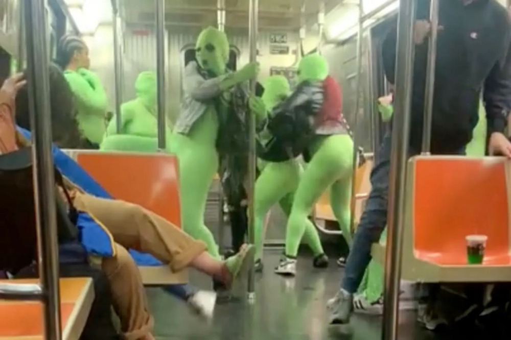 美媒：两女子在纽约地铁被“外星人”拳打脚踢，警方已通缉