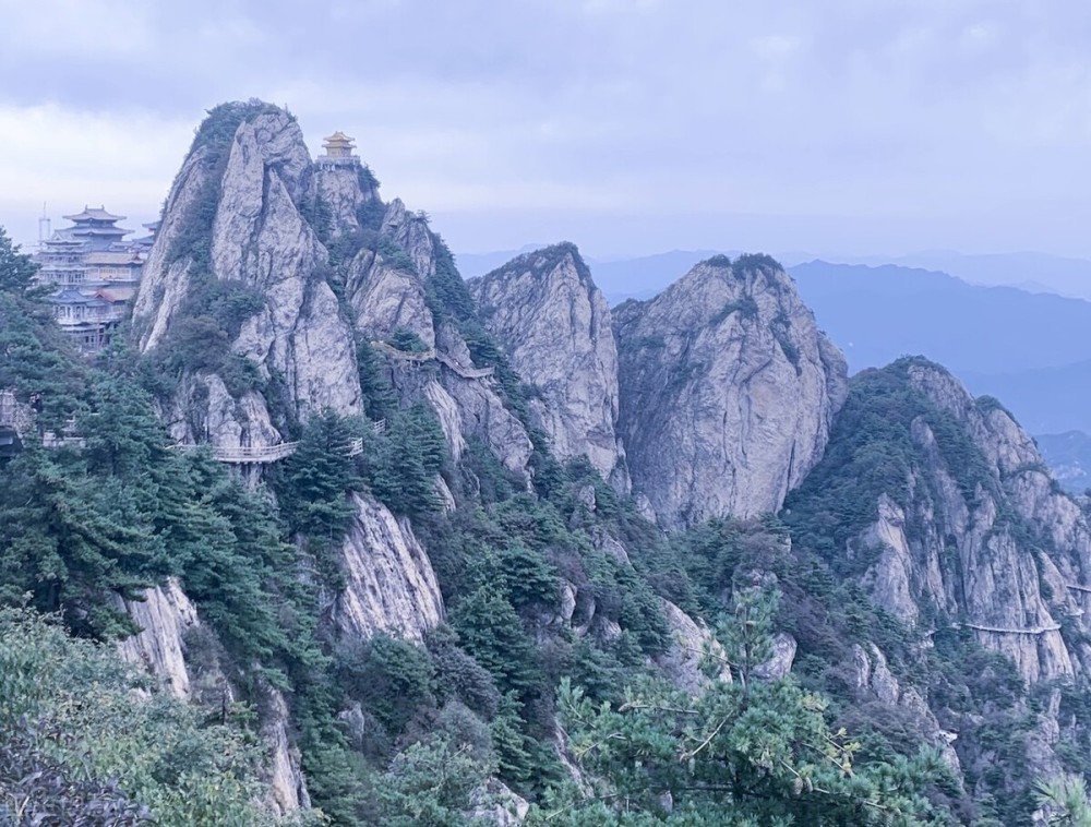 韓翃的詩宿石邑山中以極簡煉的筆觸描繪出石邑山的迷人景色