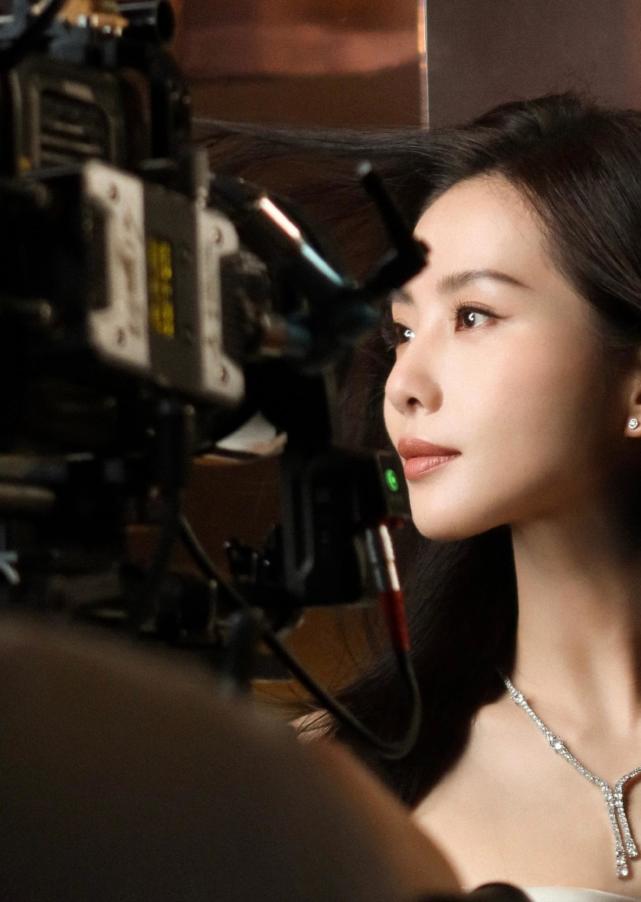 刘诗诗穿一字肩长裙秀事业线,腰肢纤细皮肤白皙,精致锁骨太吸睛_腾讯