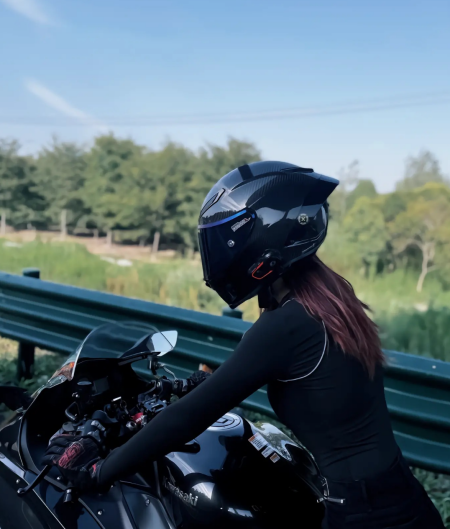 从该网红视频不难看出,其非常热爱机车,经常晒一些