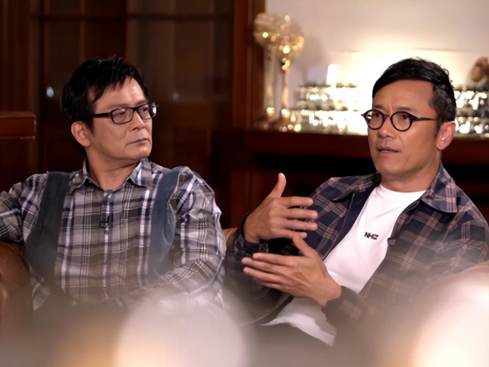 苗侨伟全家移居国外!黄日华晒两人珍贵青涩合影,公开喊话想你了