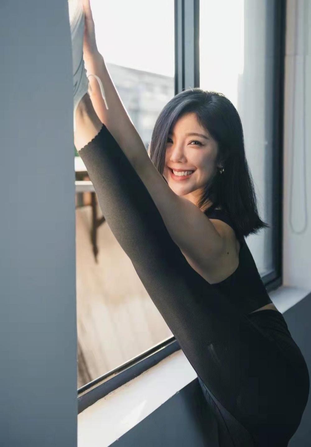 宅男女神赵奕欢晒游玩照紧身瑜伽裤包裹妙曼身姿好身材挡不住