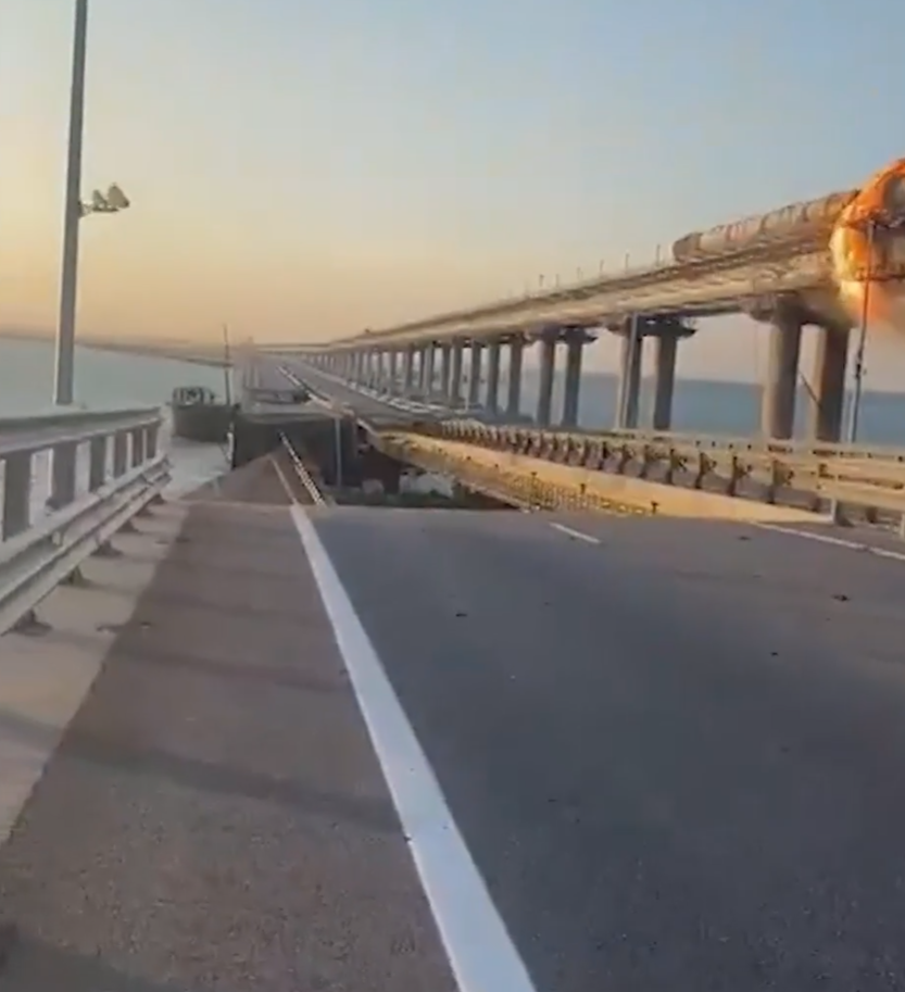 俄方披露克里米亚大桥起火细节：一辆卡车爆炸引燃7个火车油罐山东民航招飞2020