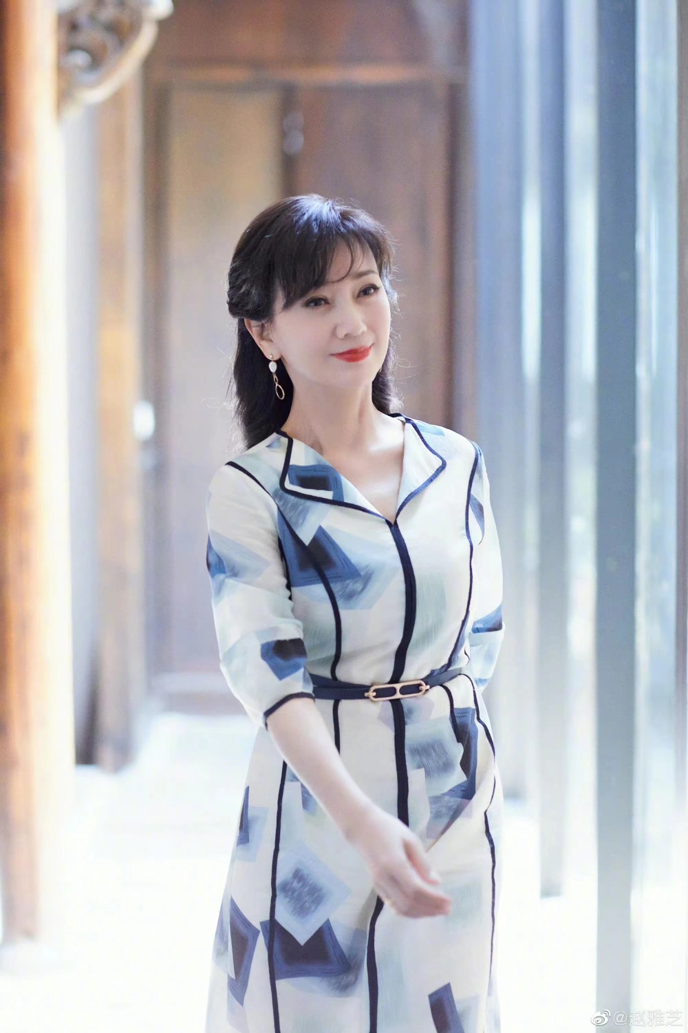 68岁赵雅芝真年轻,穿印花长裙扎半马尾,温柔端庄又优雅!插图