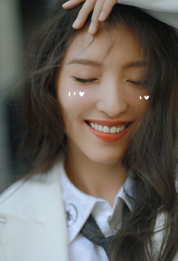 09快女潘辰结束8年恋爱长跑官宣结婚与老公甜蜜对视好恩爱