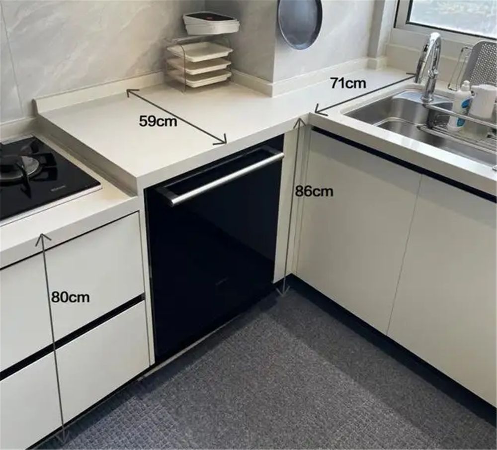 最好是按照使用者身高除以2,再加个5cm的高度,来决定台面高度,切菜