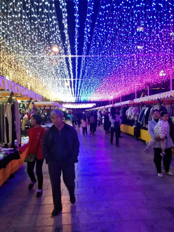 兰茂广场是我县第一个大型开放式市民广场,周边特色商业街备受年轻人