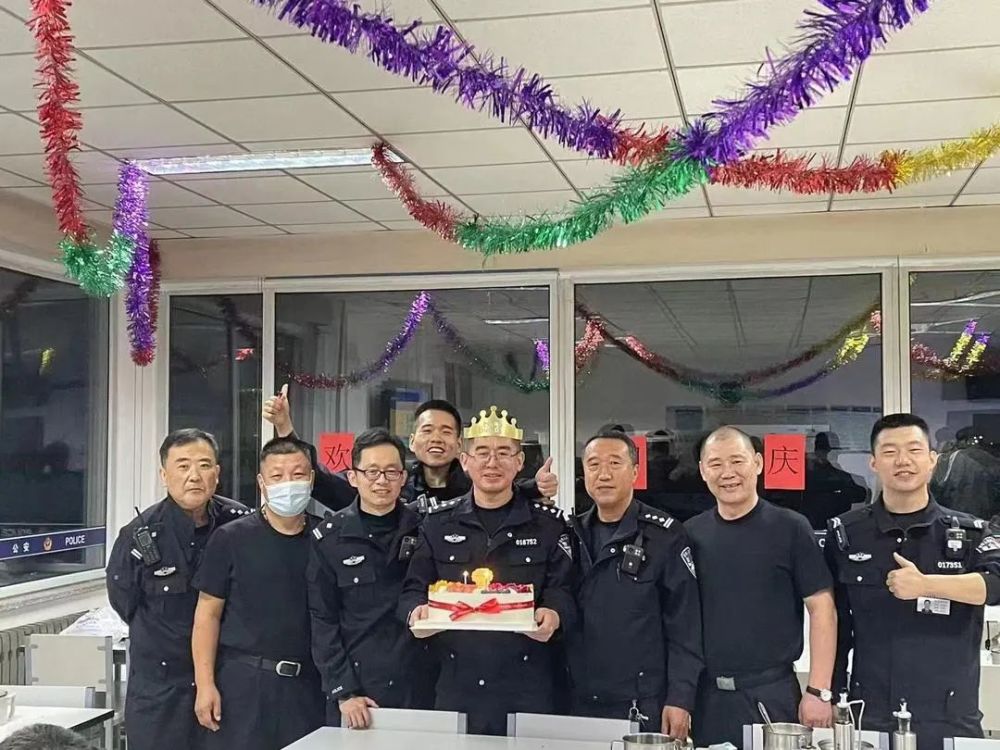 欢声笑语战友情奥运村派出所为民警过集体生日看唱出心声寥寥几字笑容