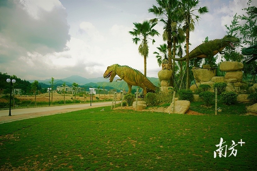 2006年10月28日,河源文化广场,"广东万绿湖杯国际旅游小姐总决赛"开幕