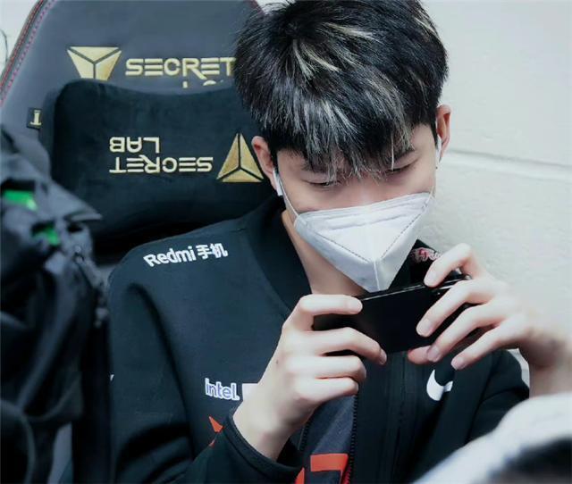 除了jackeylove之外,另一位染发的ad就是jdg选手hope