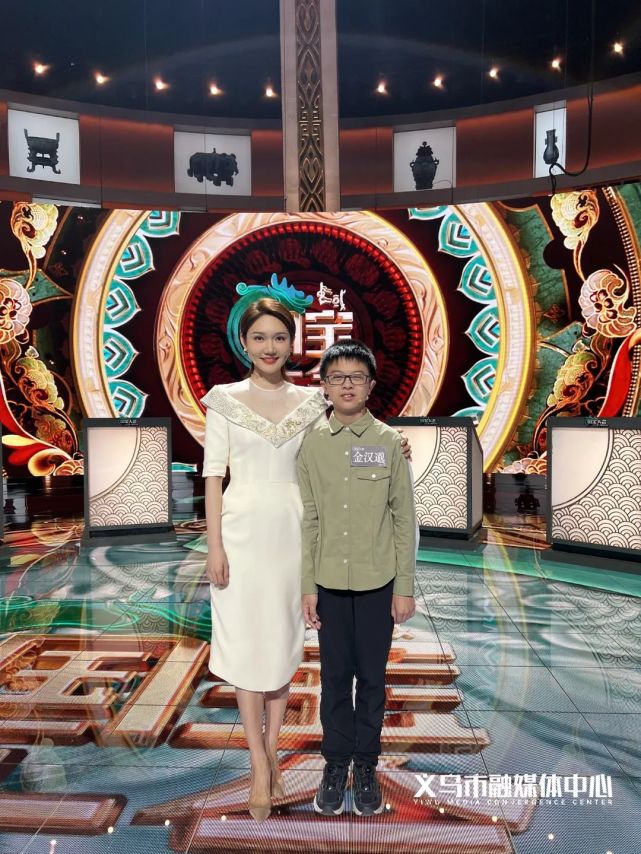《中国国宝大会》第二季于每周六19:00在央视财经频道播出让我们一起