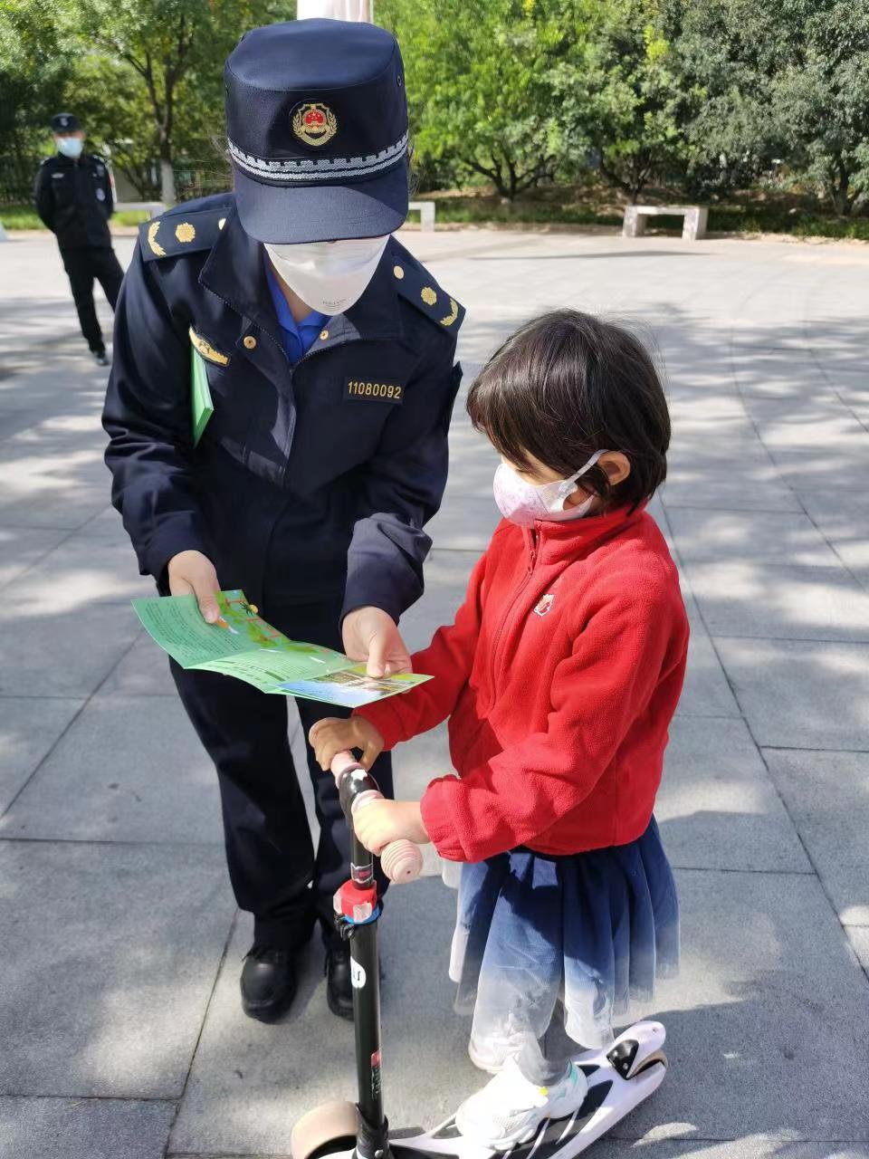 古城街道开展“文明游园，让美留在身边”主题宣传活动600844ST大盈
