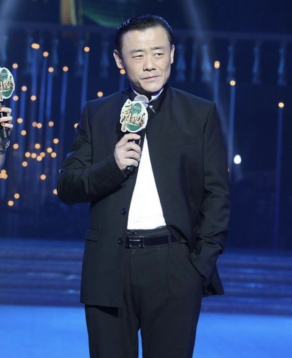 曝周立波移民美国生活富裕,浑身发福胖到认不出,毫无当年明星样_腾讯