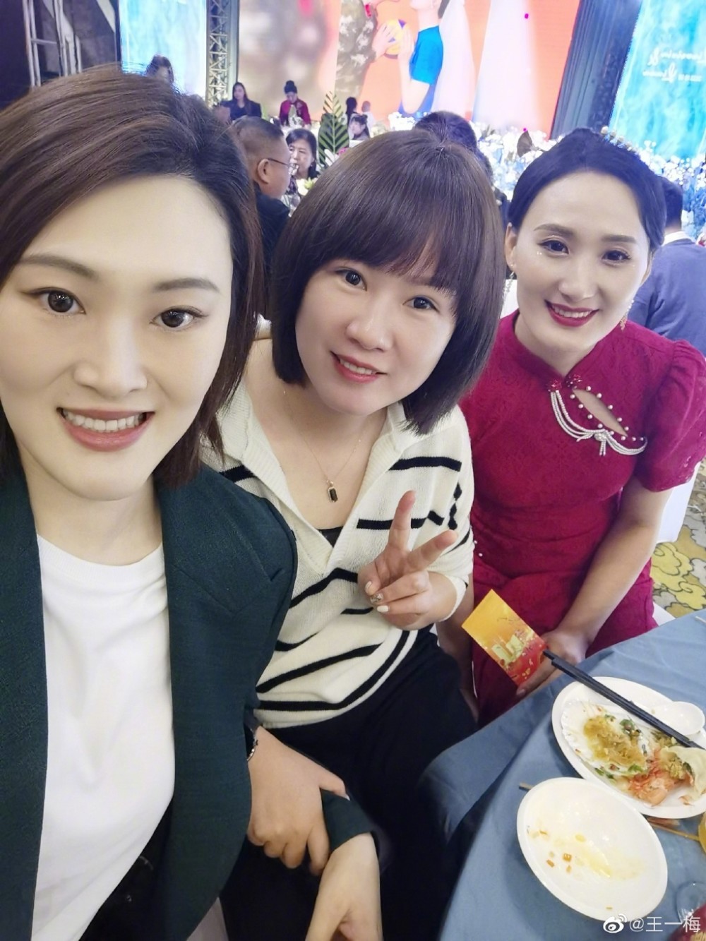 王一梅出席女排队友婚礼,穿小西装太帅气,担任总经理后气质大变_腾讯
