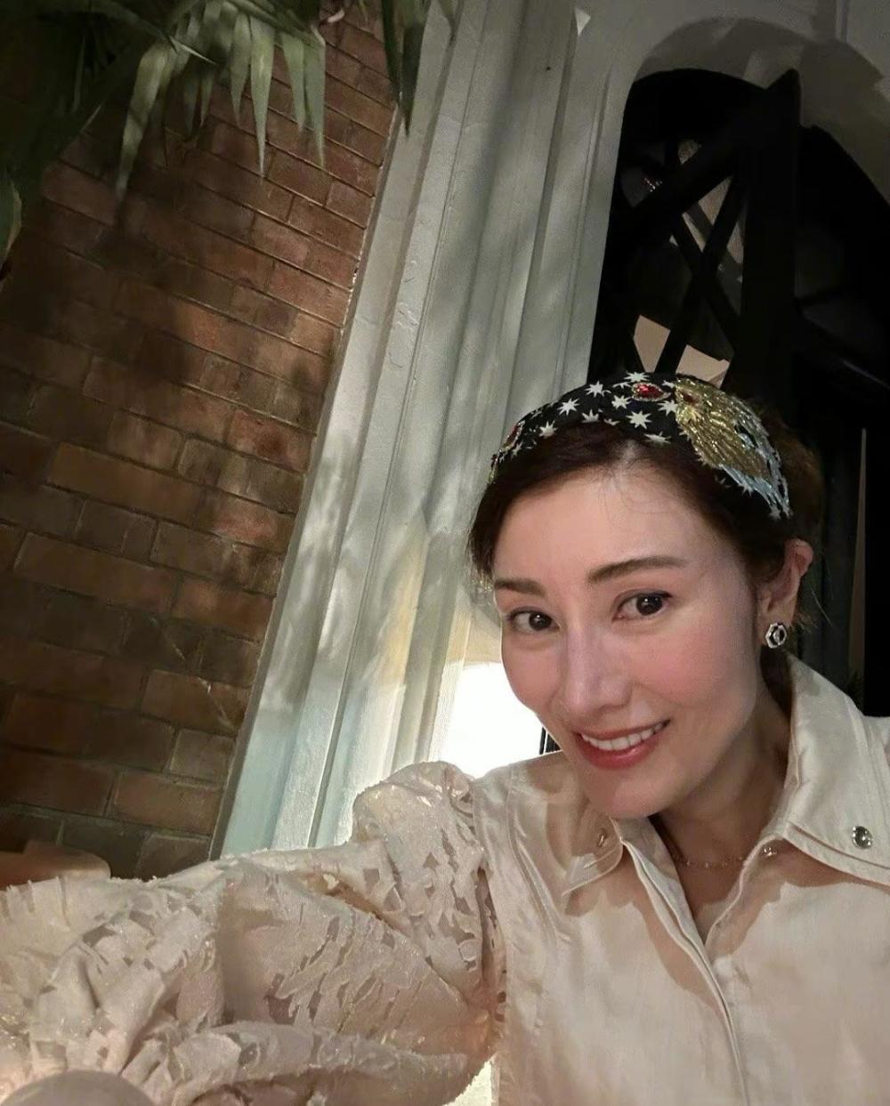 52岁李嘉欣深夜晒美照营业,满面红光贵气十足,淡妆出镜好真实插图1