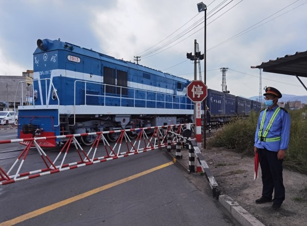 60后铁路道口员 岗位上度过55岁生日_腾讯新闻