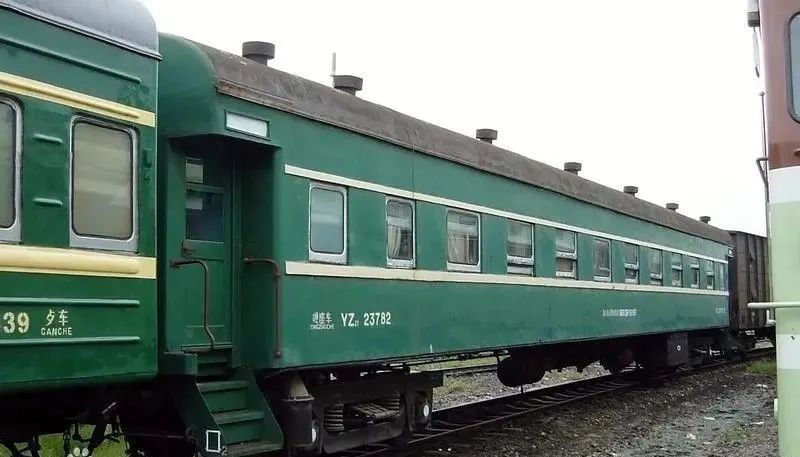 父母一辈的青春记忆,绿皮车的颜值担当,22型铁路客运车厢的故事_腾讯